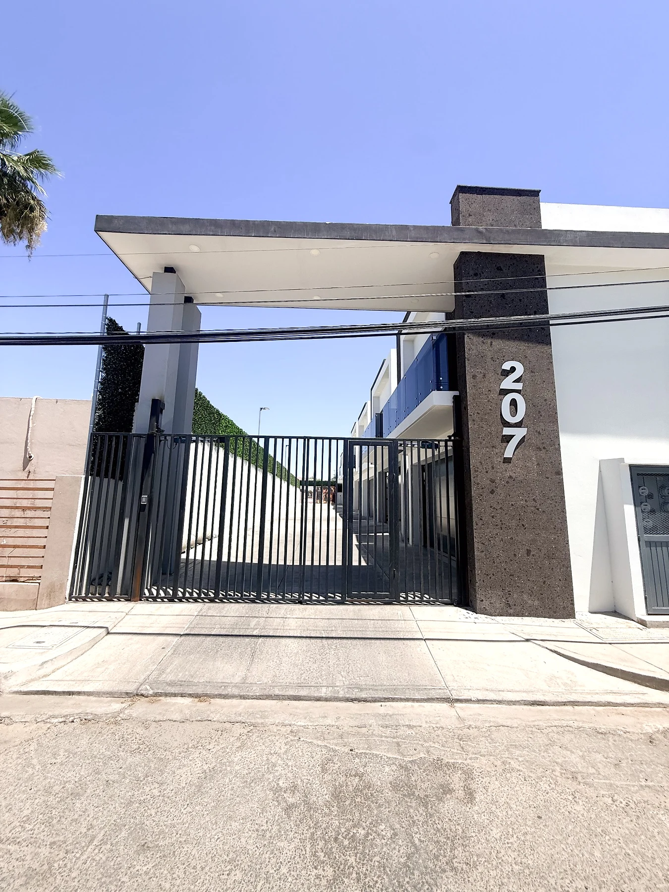 Acceso principal real de Privada Borealis