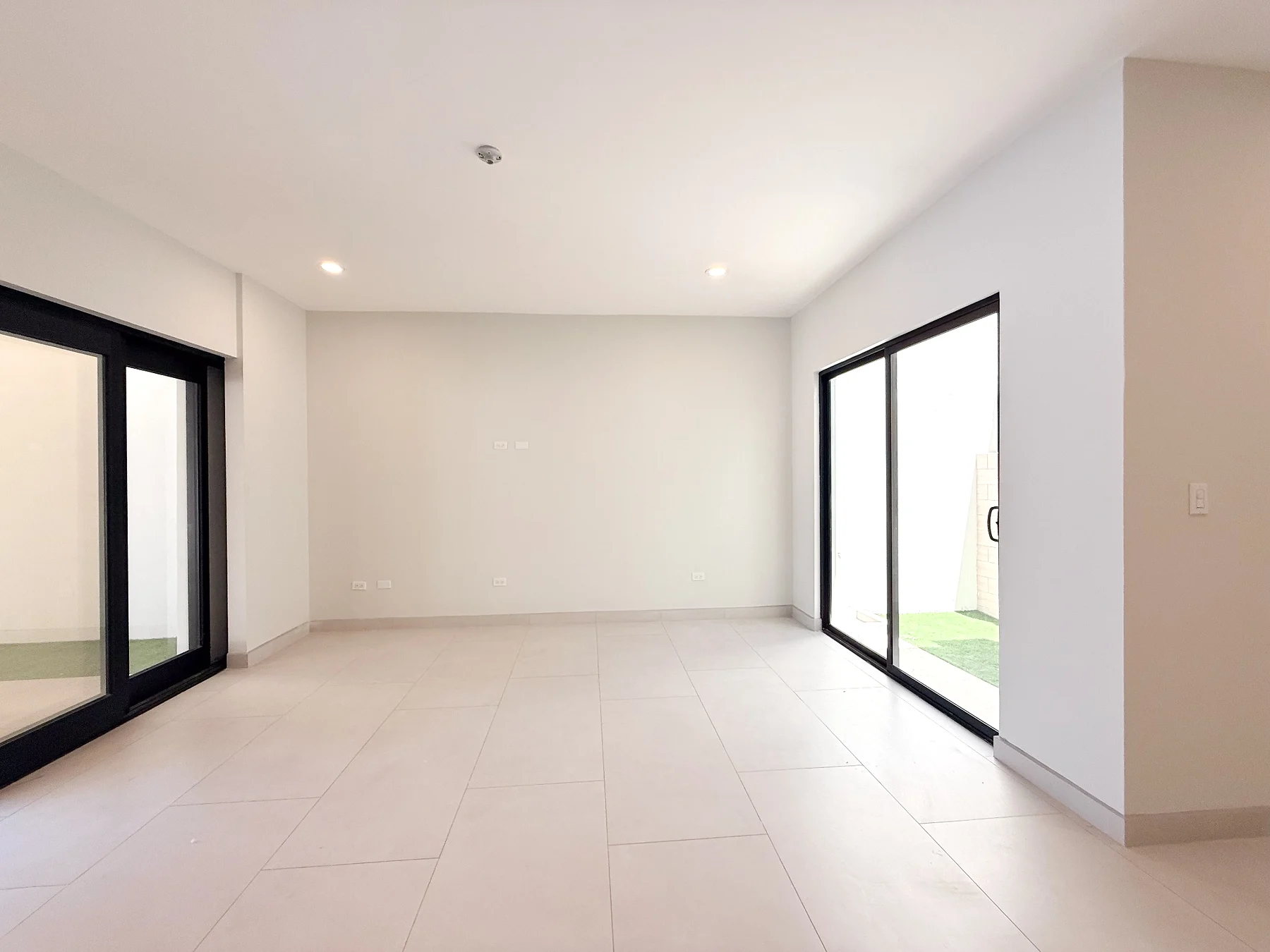Sala real con ventanales